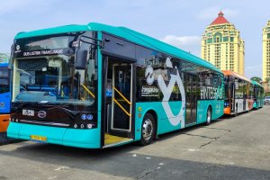 در سایه عدم توسعه شبکه مدرن ریلی:جزئیات تصادف مرگبار اتوبوس اصفهان - مشهد در نطنز / پلیس: اتوبوس وارد لاین مقابل شد و با یک پژو برخورد کرد / ۱۳ نفر جان باختند